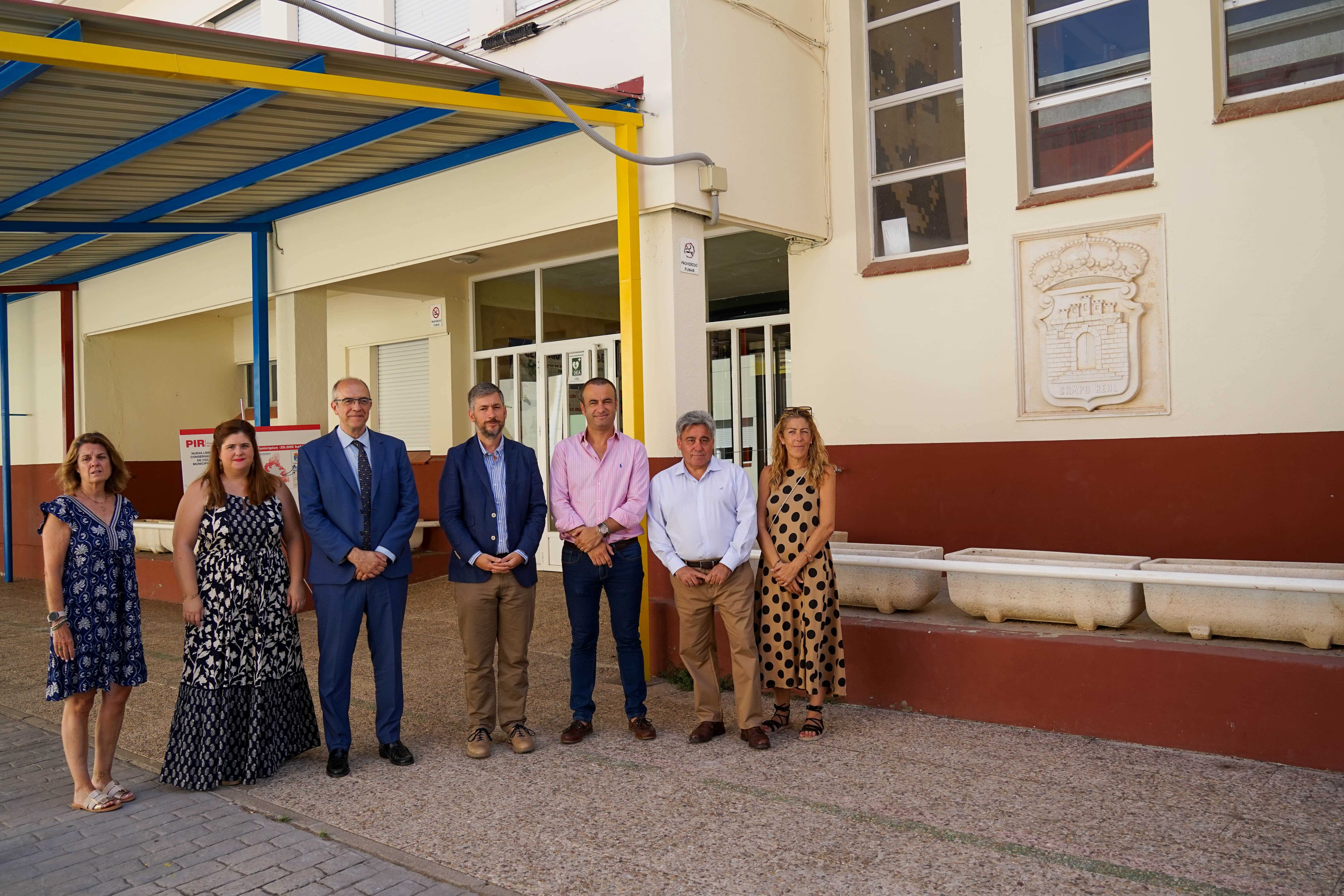 Foto de familia en las obras de remodelacion del colegio