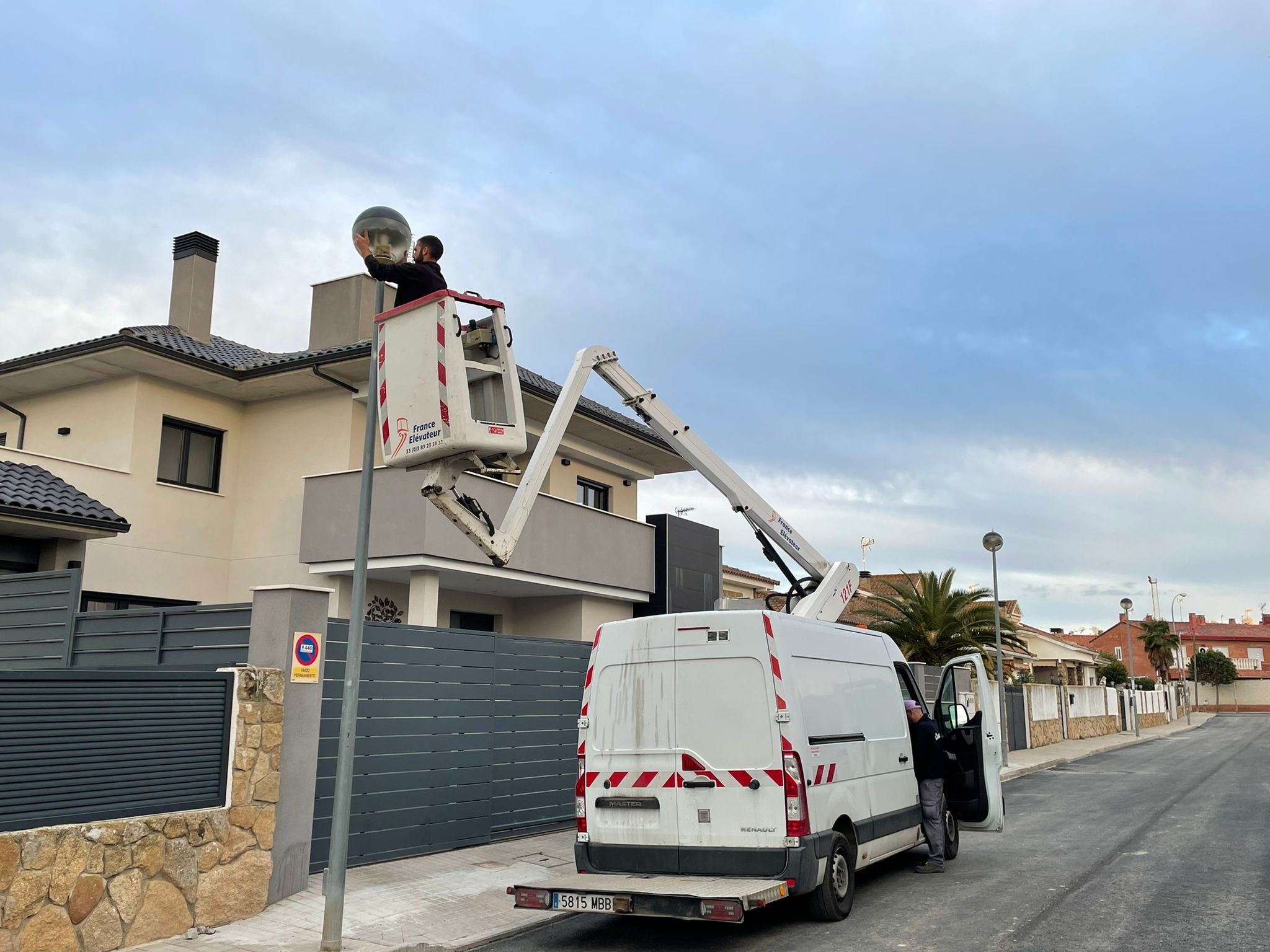 El Ayuntamiento de Campo Real ya ha invertido 110.000 euros en la renovación de 350 luminarias